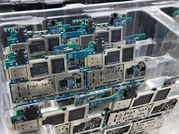 How Do Cell Phone Circuit Boards Work